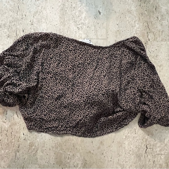 American Eagle Cropped Animal Print Shirt Size Large - Picture 3 of 5